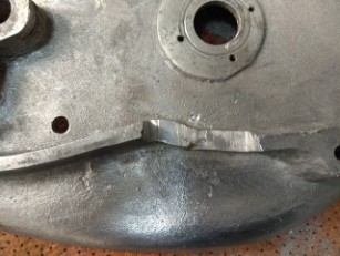 Cárter interior de embrague Iresa 200 perforado por averia en la cadena