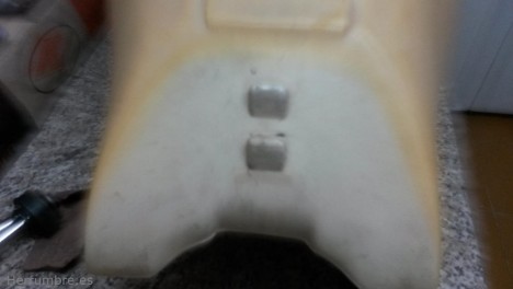 La foto es espantosa, pero suficiente para ver la intensidad del amarilleo del plástico