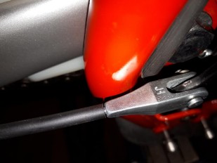 Vista de detalle de la posición de la varilla respecto al chasis