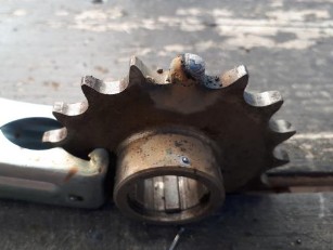 El piñon de salida de la Iresa 200 esta mellado