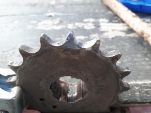 El piñon de salida de la Iresa 200 esta mellado